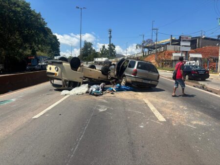 Kombi capota após acidente em carro e fecha Anel Rodoviário, em BH - Foto: Divulgação/BHTrans