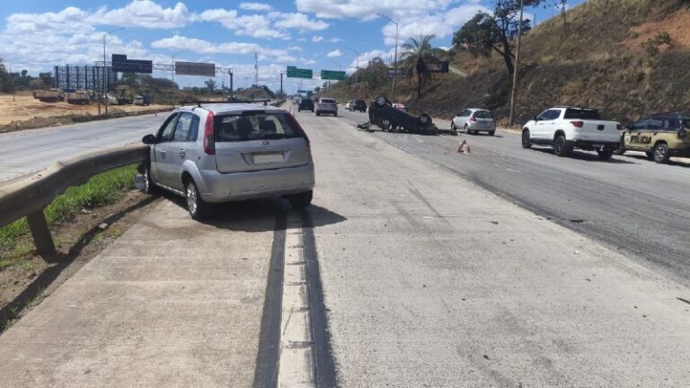 Criança e outras duas pessoas ficam feridas após carro capotar na MG-010, na Grande BH - Foto: Divulgação/CBMMG