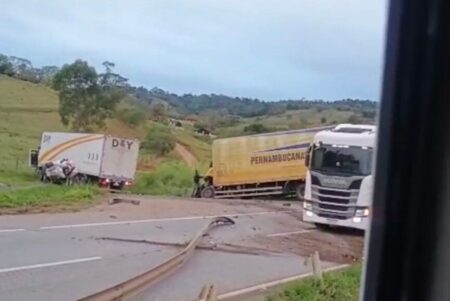 Batida frontal entre carreta e caminhão deixa dois mortos na Fernão Dias, em MG - Foto: Reprodução
