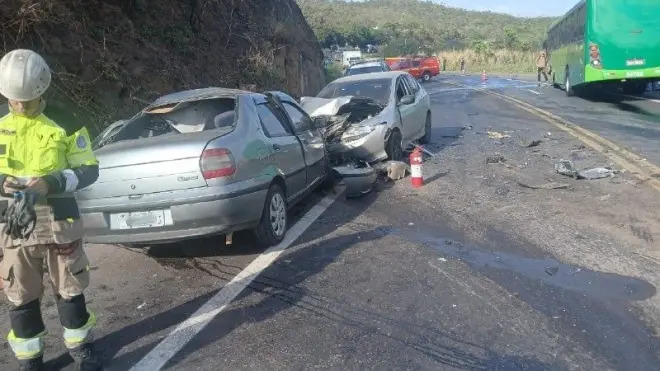 Motorista morre em grave acidente com dois carros e ônibus na BR-381, em Santa Luzia - Foto: Reprodução