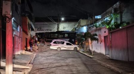 Ônibus perde controle, atinge carro funerário e bate em muro de casa em BH - Foto: Divulgação/CBMMG