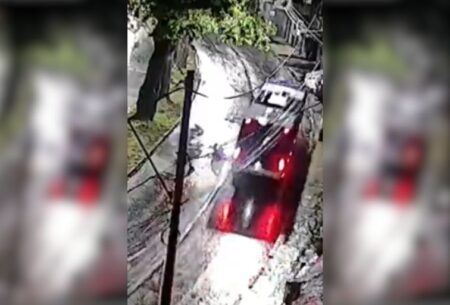 Garupa de moto morre atropelado por ônibus após acidente em avenida de BH - Foto: Reprodução/Câmara de segurança