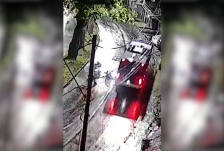 Garupa de moto morre atropelado por ônibus após acidente em avenida de BH - Foto: Reprodução/Câmara de segurança