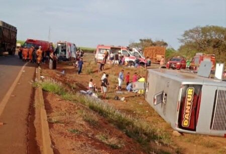 Ônibus com 51 pessoas tomba e deixa sete passageiros feridos na LMG-799, em Uberaba Ônibus com 51 pessoas tomba e deixa sete passageiros feridos na LMG-799, em Uberaba - Foto: Reprodução/Redes Sociais