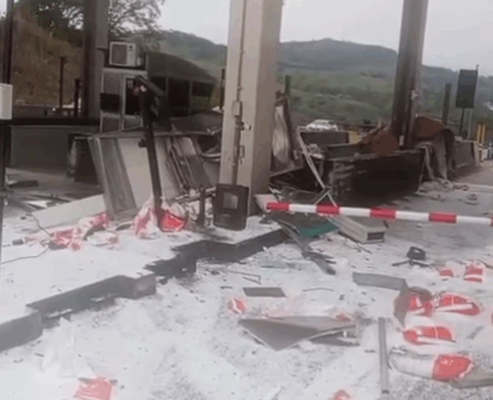 Caminhoneiro bate em cabine de pedágio, foge e é preso por embriaguez na Fernão Dias, em MG - Foto: Reprodução/Redes Sociais