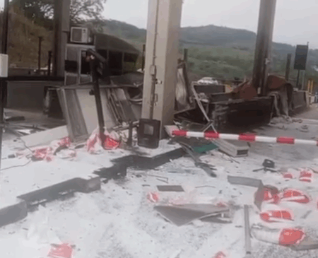 Caminhoneiro bate em cabine de pedágio, foge e é preso por embriaguez na Fernão Dias, em MG - Foto: Reprodução/Redes Sociais
