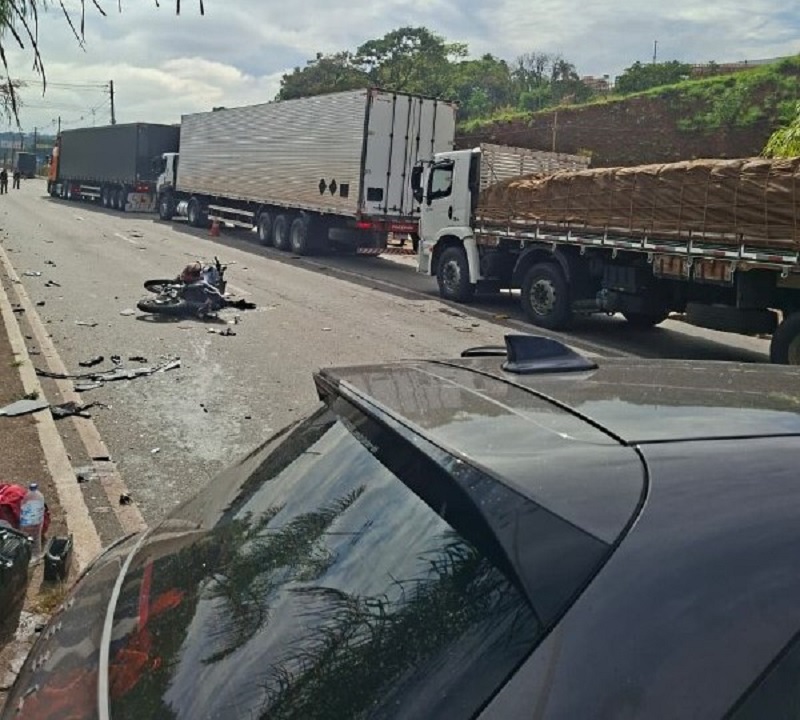 Acidente entre carro, moto e carreta deixa quatro feridos na Via Expressa, em Contagem Acidente entre carro, moto e carreta deixa quatro feridos na Via Expressa, em Contagem - Foto: Divulgação/CBMMG
