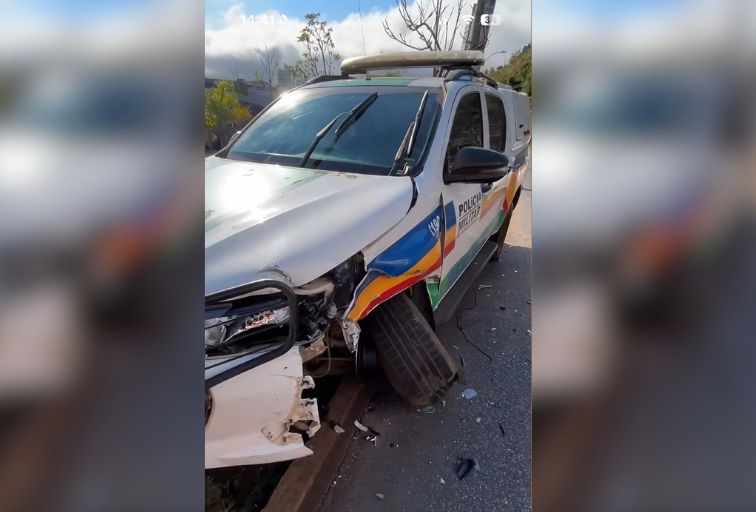 Viatura da PM entra na contramão e bate de frente com carro em BH
