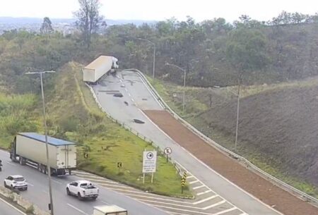 VÍDEO: Caminhão sem freios entra em área de escape do Anel Rodoviário, em BH; motorista sai ileso Caminhão perde freios e motorista usa área de escape no Anel Rodoviário, em BH - Foto: Divulgação/BHTrans