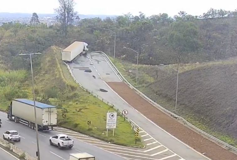 Caminhão perde freios e motorista usa área de escape no Anel Rodoviário, em BH - Foto: Divulgação/BHTrans