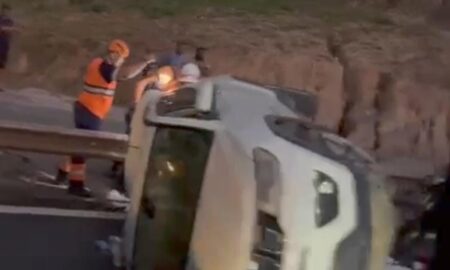 Carro capota na BR-381 e deixa duas pessoas feridas na entrada de Caeté Carro capota na BR-381 e deixa duas pessoas feridas na entrada de Caeté - Foto: Divulgação/Corpo de Bombeiros