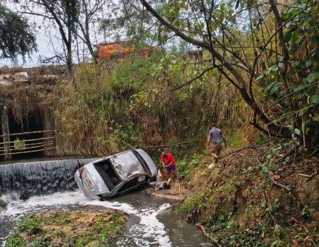 Motorista perde controle de carro e cai em ribanceira na LMG-806, em Ribeirão das Neves - Foto: Divulgação/CBMMG