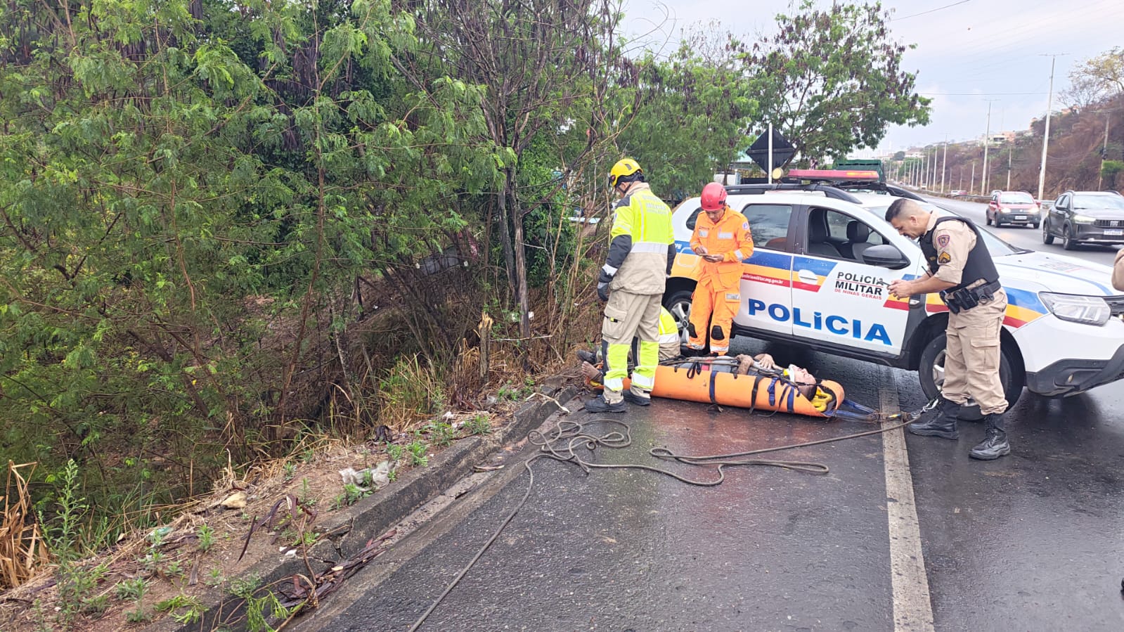 Motorista perde controle de carro e cai em ribanceira na LMG-806, em Ribeirão das Neves - Foto: Divulgação/CBMMG