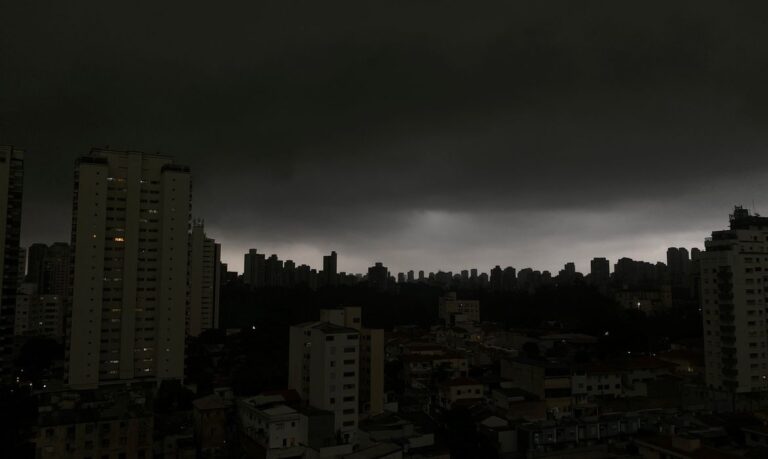 Mais de 330 cidades de MG estão sob alerta para tempestade e granizo - Foto: Paulo Pinto/Agência Brasil