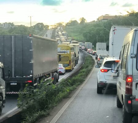 Rodovia Fernão Dias tem interdição e congestionamento na Grande BH nesta sexta (18) - Foto: Reprodução/Redes Sociais