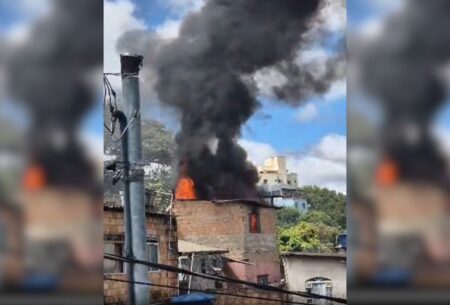 Incêndio atinge imóvel e mobiliza bombeiros no bairro Salgado Filho, em BH Incêndio atinge imóvel e mobiliza bombeiros no bairro Salgado Filho, em BH - Foto: Divulgação/CBMMGIncêndio atinge imóvel e mobiliza bombeiros no bairro Salgado Filho, em BH - Foto: Divulgação/CBMMG