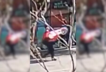 Homem furta 'Mercedes' de R$ 3,5 mil de loja na Savassi, em BH - Foto: Reprodução/Câmera de segurança
