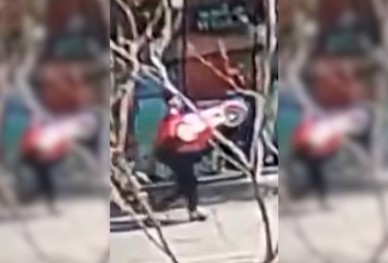 Homem furta 'Mercedes' de R$ 3,5 mil de loja na Savassi, em BH - Foto: Reprodução/Câmera de segurança
