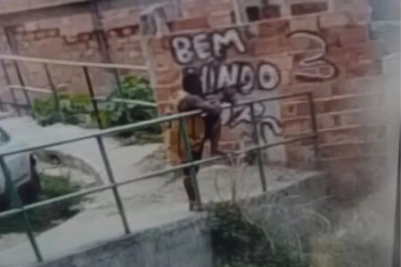 Homem armado com fuzil morre baleado após confronto com a PM na Grande BH Homem armado com fuzil é baleado e morre após confronto com a PM na Grande BH - Foto: Reprodução