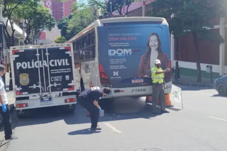 Idoso morre após ser atropelado por ônibus no centro de BH Idoso morre após ser atropelado por ônibus no centro de BH - Foto: Reprodução