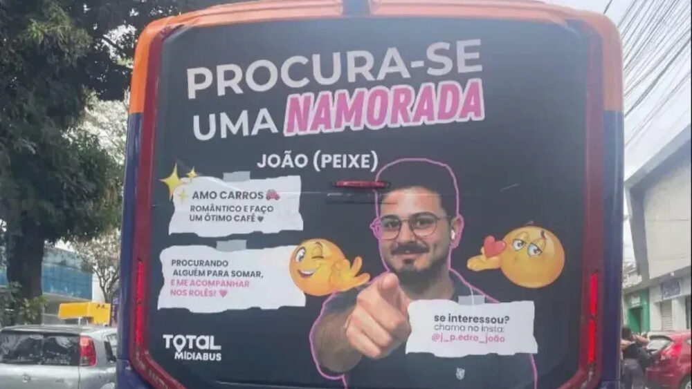 Mineiro coloca próprio rosto em ônibus de BH para tentar arrumar namorada - Foto: Reprodução/Instagram