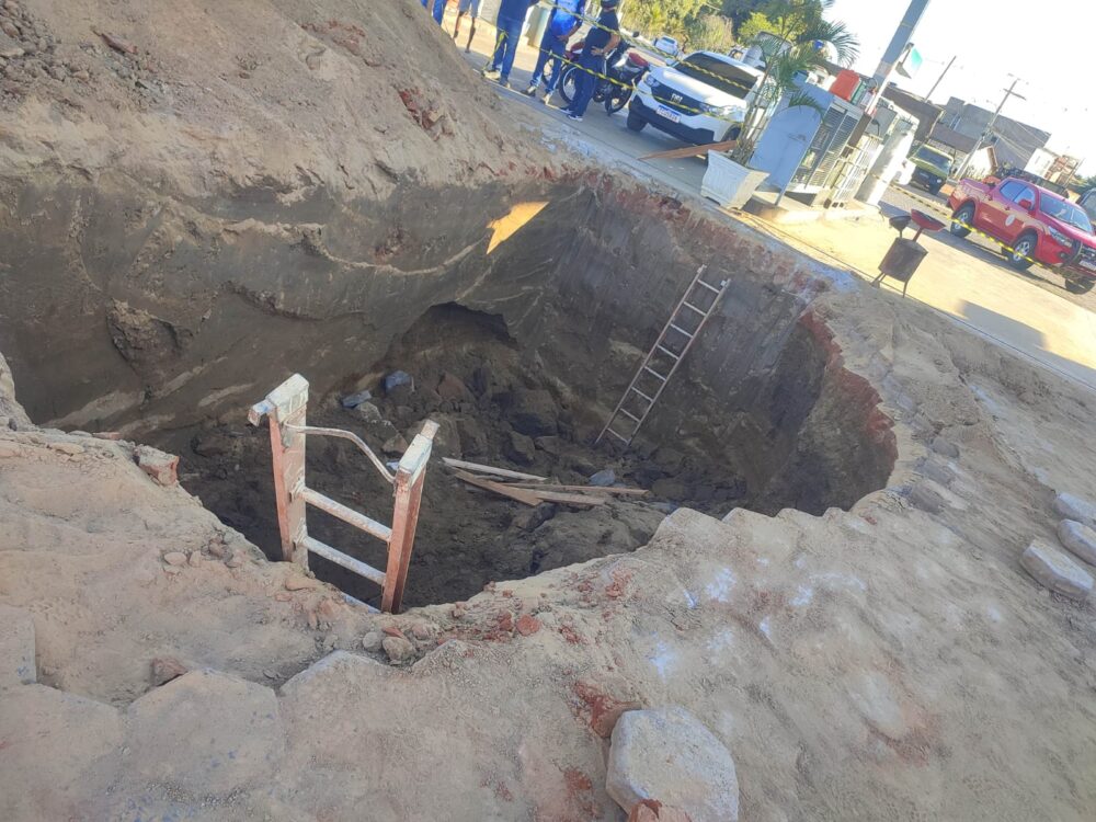 Homem morre soterrado durante obra de posto de combustíveis em Nova Porteirinha Homem morre soterrado durante obra de posto de combustíveis em Nova Porteirinha - Foto: Divulgação/Corpo de Bombeiros