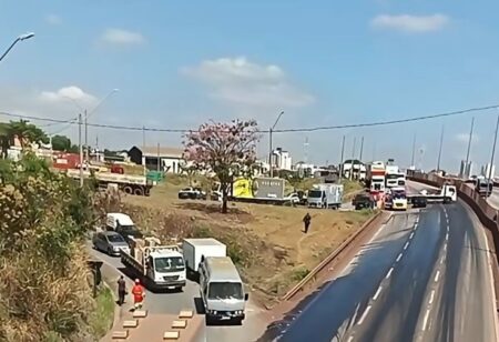 Acidente com carro e caminhão causa vazamento de óleo e interdita BR-381, na Grande BH Acidente com carro e caminhão causa vazamento de óleo e interdita BR-381, na Grande BH - Foto: Reprodução/Redes Sociais