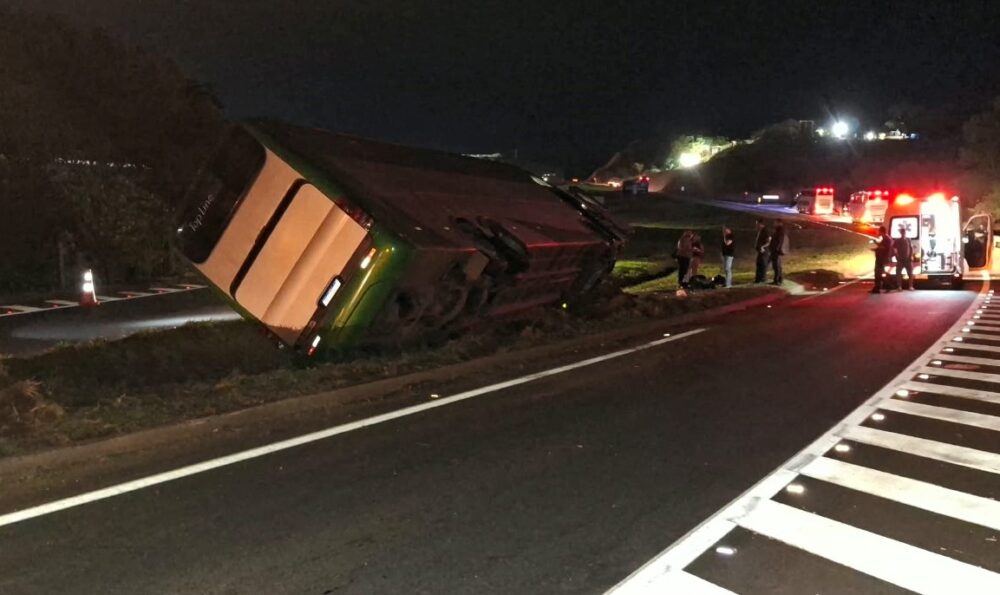 Ônibus com 36 passageiros sai da pista e tomba na BR-381, em Governador Valadares Ônibus com 36 passageiros tomba na BR-381, em Governador Valadares - Foto: Divulgação/Comando Geral