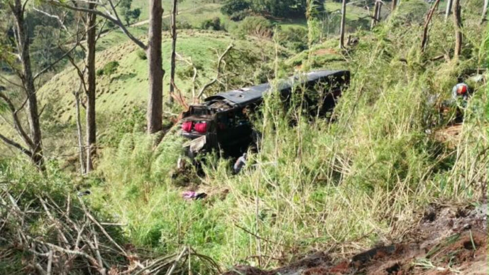 Ônibus com romeiros de MG cai em ribanceira e deixa seis mortos em SP - Foto: Divulgação/PMMG