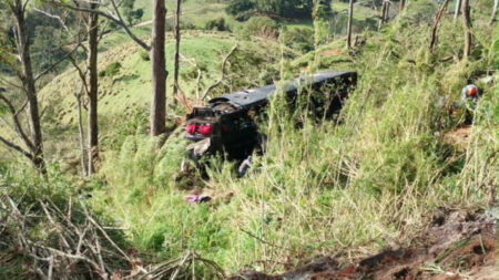 Ônibus com romeiros de MG cai em ribanceira e deixa seis mortos em SP Ônibus com romeiros de MG cai em ribanceira e deixa seis mortos em SP - Foto: Divulgação/PMMG