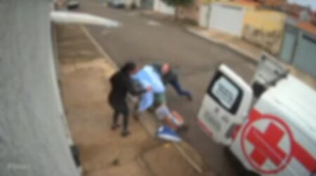 Paciente com câncer cai de maca durante transporte para ambulância no Sul de Minas - Foto: Reprodução/Redes Sociais