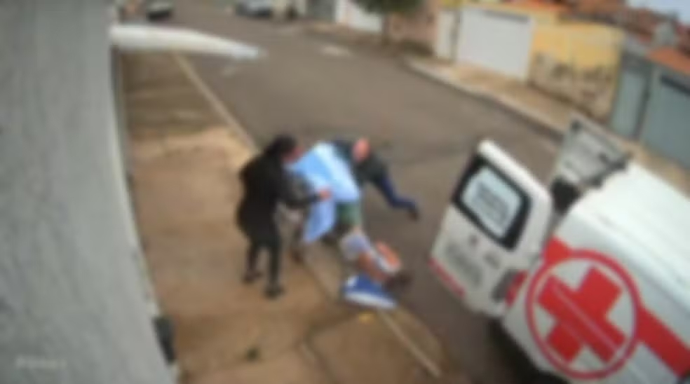 Paciente com câncer cai de maca durante transporte para ambulância no Sul de Minas - Foto: Reprodução/Redes Sociais