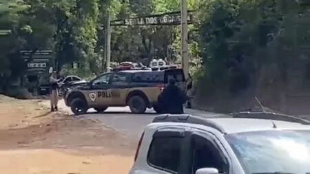 Três suspeitos morrem após troca de tiros e carro capotar durante fuga em Coronel Fabriciano - Foto: Reprodução