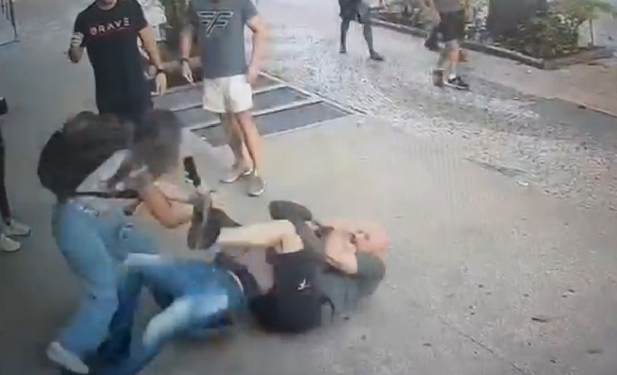 Delegado dá “mata-leão” e detém homem que perseguiu e tomou celular da ex na Savassi - Foto: Reprodução