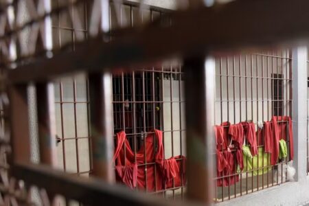 Detento foragido após 'saidinha' é morto a tiros perto de placa com aviso de ‘risco de morte’ na Grande BH - Foto: Daniel Protzner/ ALMG