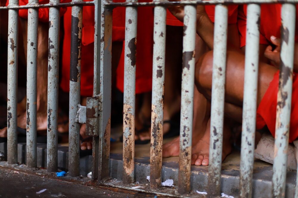 Detento é baleado dentro de ônibus que transportava presos na Grande BH Detento é baleado dentro de ônibus que transportava presos na Grande BH - Foto: Daniel Carneiro/ALMG
