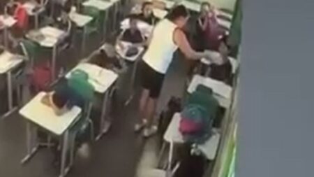 Professora é afastada após esfregar prova no rosto de aluno de 8 anos em escola de BH Professora é afastada após esfregar prova no rosto de aluno aluno de 8 anos em escola de BH - Foto: Reprodução