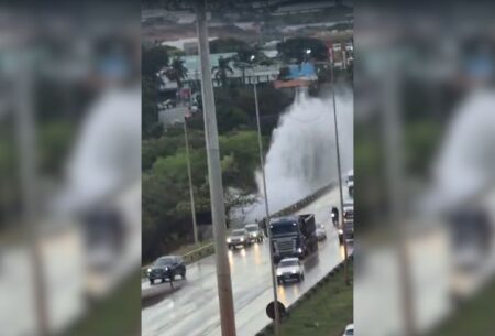 Vazamento de grandes proporções atinge BR-040, em Contagem - Foto: Reprodução/Redes Sociais