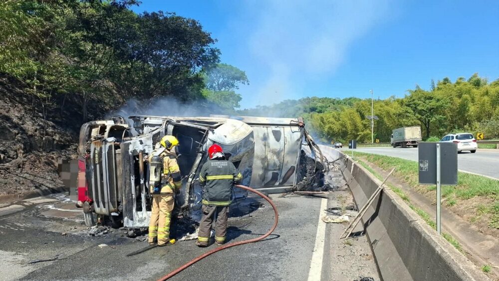 MG: Motorista morre após carreta tombar e pegar fogo na BR-381 Motorista morre após carreta tombar e pegar fogo na BR-381 - Foto: Divulgação/CBMMG