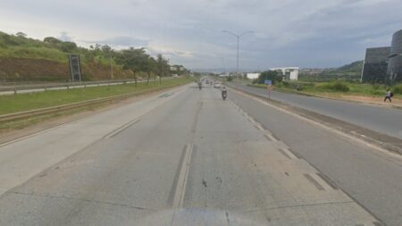 Duas crianças ficam feridas após acidente entre carro e ônibus na MG-010, em BH - Foto: Reprodução/Google Maps