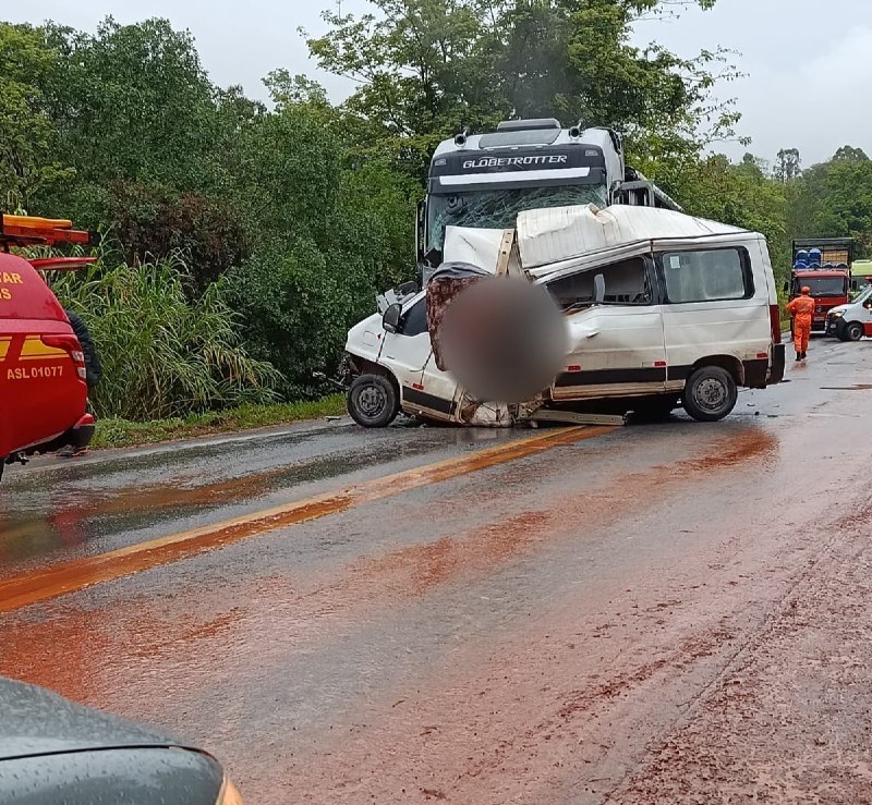 Acidente entre caminhão e van deixa vítimas presas às ferragens na MG-050, em Piumhi - Foto: Divulgação/Corpo de Bombeiros