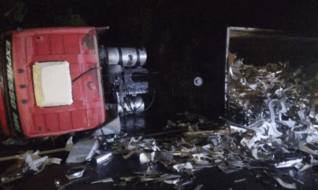 Motorista morre após carreta tombar e espalhar carga na BR-040, em MG Motorista morre após carreta tombar e espalhar carga na BR-040 em MG - Foto: Reprodução/Redes Sociais