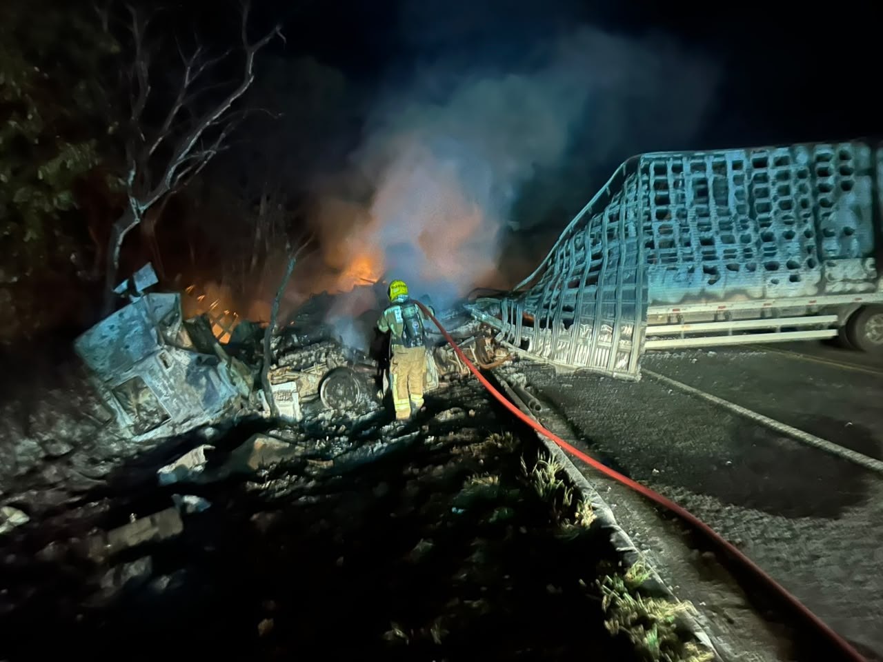Acidente entre carretas deixa um morto carbonizado na BR-251, em MG - Foto: Divulgação/CBMMG