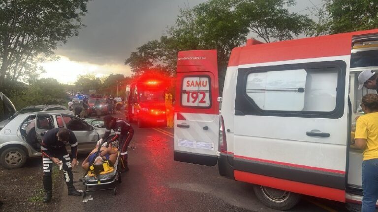 Acidente frontal entre dois carros deixa um morto e seis feridos na MG-238, em Funilândia - Foto: Divulgação/CBMMG