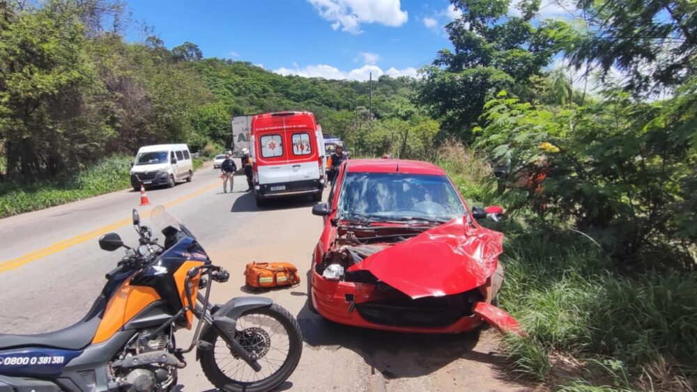Três pessoas ficam feridas após acidente na BR-381, em Santa Luzia - Foto: Divulgação/Corpo de Bombeiros
