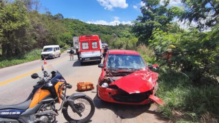 Três pessoas ficam feridas após acidente na BR-381, em Santa Luzia - Foto: Divulgação/Corpo de Bombeiros