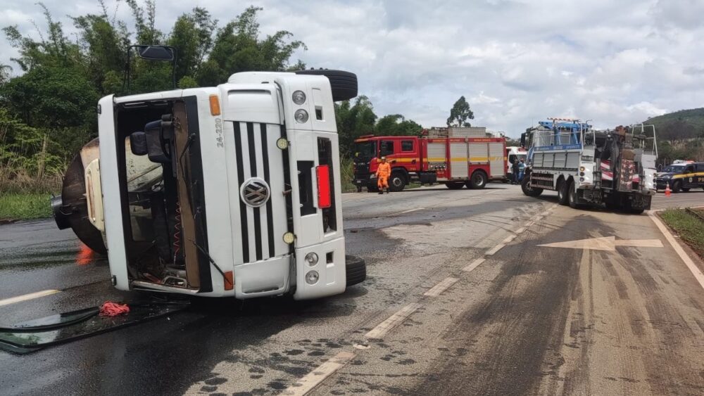Tombamento de caminhão com 15 mil litros de óleo interdita BR-262, na Grande BH - Foto: Divulgação/Corpo de Bombeiros