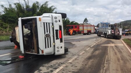 Tombamento de caminhão com 15 mil litros de óleo interdita BR-262, na Grande BH - Foto: Divulgação/Corpo de Bombeiros