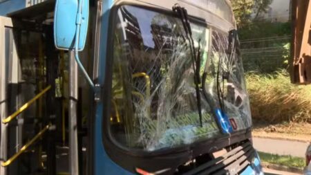 Acidente entre ônibus e carreta deixa 16 feridos no Barreiro, em BH - Foto: Reprodução/TV Globo
