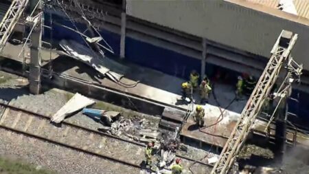 Avião cai após tentativa de pouso forçado no pátio do metrô no bairro São Gabriel, em BH - Foto: Reprodução/TV Globo